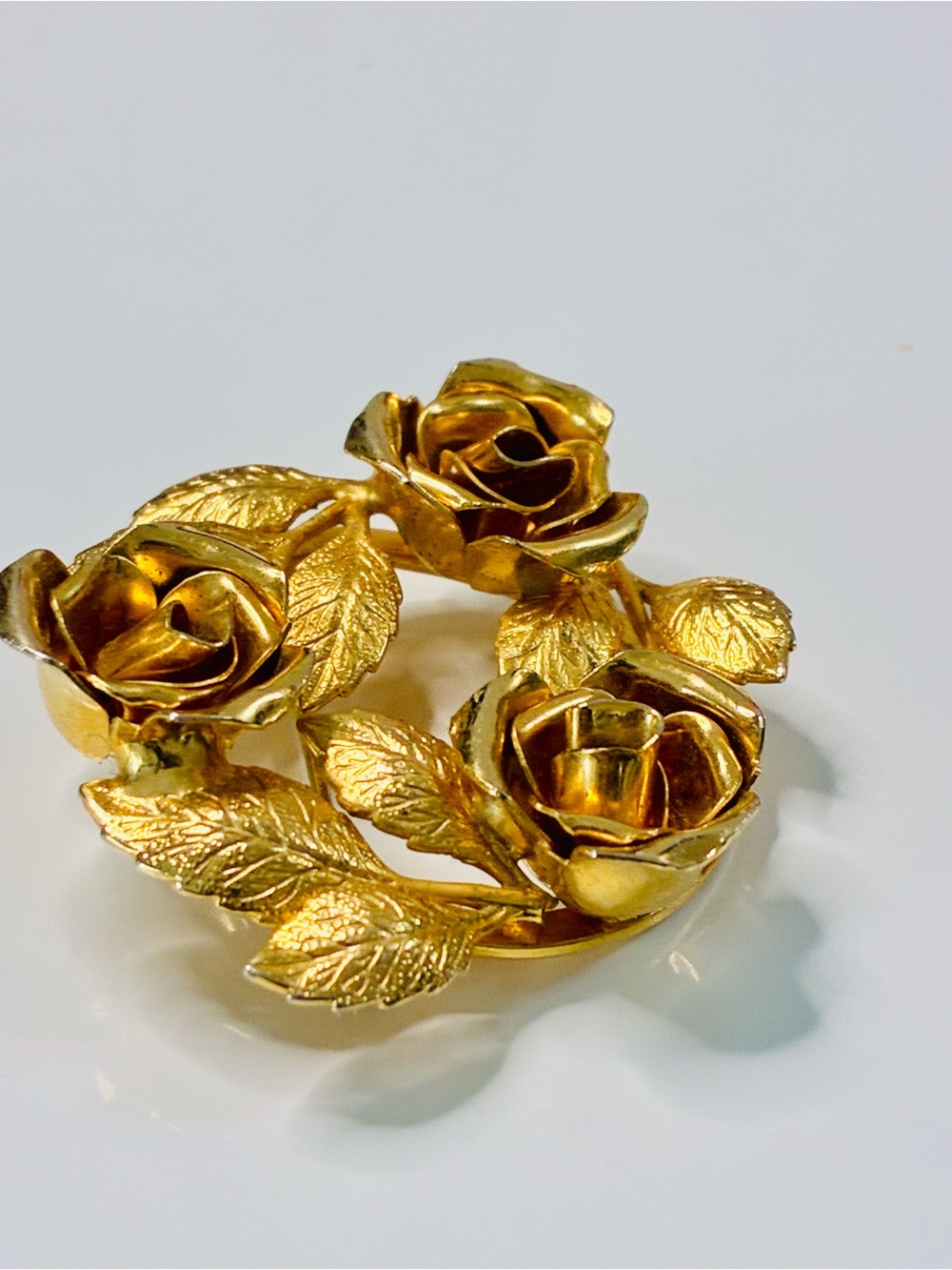 VTG Gold Floral Wreath Brooch - Understated Wealth Classic Women Jewelry EUC - Picture 4 of 11